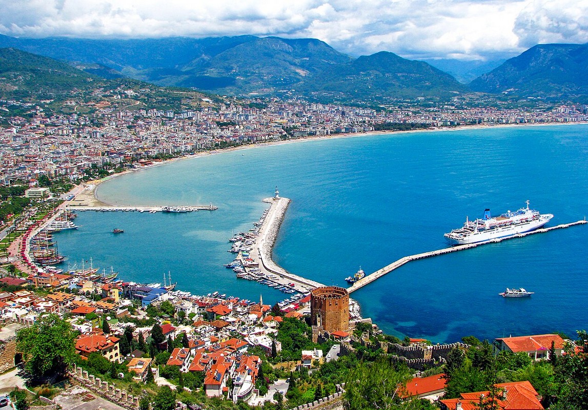 Alanya kıyısı, limanı ve şehir merkezi