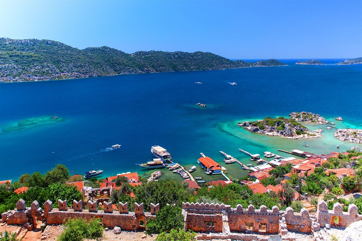 Kaş kıyısı, limanı ve turkuaz deniz manzarası