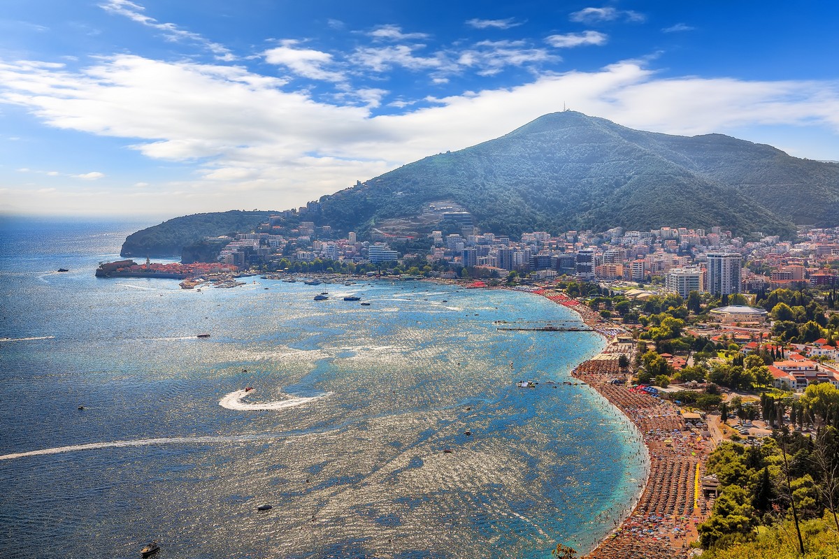 Kemer kıyısı ve ilçe merkezi manzarası