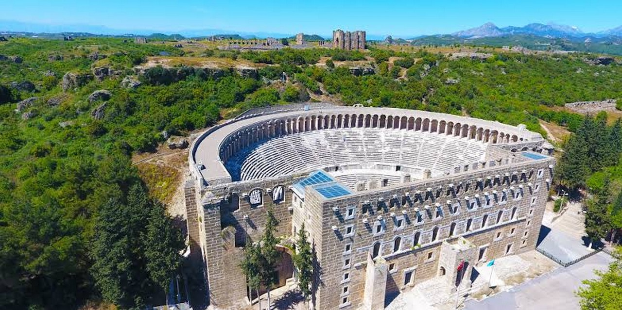 Belek’in bağlı olduğu Serik ilçesindeki Aspendos manzarası